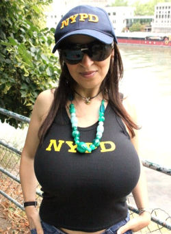 luvdemwhopperscrewcap:  bunzzzman:  Freeze! NYPD!   JUMBO GET’S