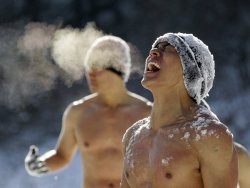 iloveasianmen:  South Korean soldiers naked in snow    Bet their
