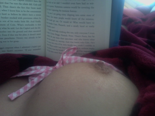 lie2yourself:  sunday afternoon = reading a book && being lazy.. ♥    Seems like the perfect way to spend the day to me.
