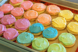 screamcolor:  I wanna make pretty colored frosted sugar cookies