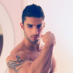 eclettichevisioni:  Adam Ayash | bulging bicep