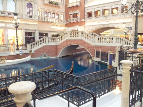 Venetian Hotel Ã  Las Vegas.. le seul hotel DANS lequel tu peux te balader en gondole… o__O?