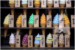 hillarybuckholtz:  A japanese ice-cream vending machine! with