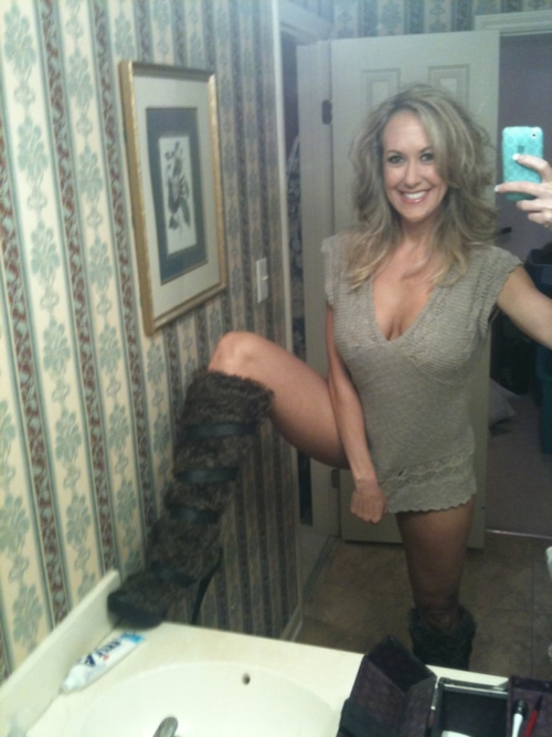 superclasswomen:  Are you a SuperClassWomen? Sutmit your own mirror pic 