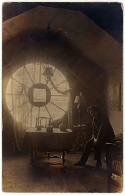 de-salva:  Brassaï in his Berlin Studio (Atelier), 1921. (photo