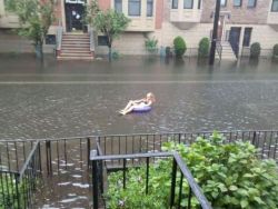 fuckyeah-nerdery:  Some people handle floods better than others.