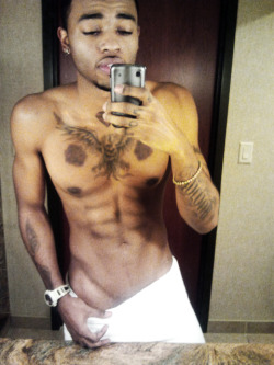 lightskinnedboys:  I wish he had a nipple ring  Him too :P