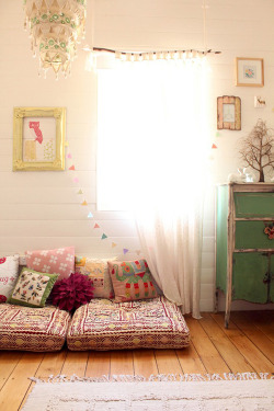 notjanebond:  (via a lovely girl’s room | the style files)