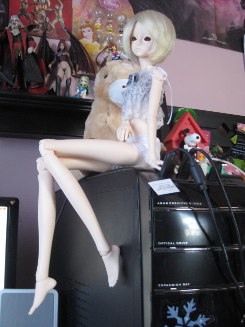 cklikestogame:  wahrsager:  Cobweb came today! Yay! Poor thing is gonna need a lot of work, I just hope I can find the energy to do so while I still have time at home.I’m freakin’ loving her long-ass legs. Perfect for a spider faerie. And her hands.