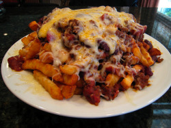 prettygirlfood:  Chilli Cheese Fries — (via prettygirlfood)