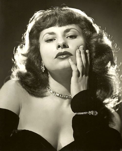 A smouldering 50’s-era portrait photo of Patti Waggin..