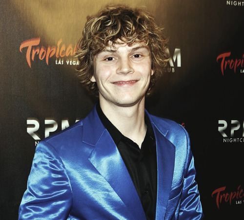  evan peters party birthday. 