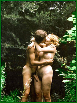 kissingnudies:  Kissing nudists 