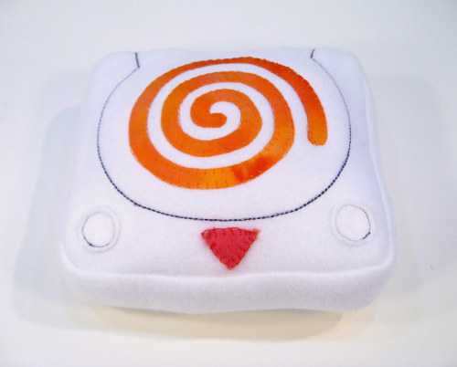 lithefider:  My 4 finnished plush pieces for the OhNo!Doom gallery’s Button Mashers show  I wanted to do Dreamcast music games!  I picked Jet Grind Radio and Space Channel 5.  I also made little, soft, cartoony Dreamcast with an EXTRA LARGE SWIRL.