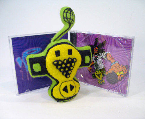 lithefider:  My 4 finnished plush pieces for the OhNo!Doom gallery’s Button Mashers show  I wanted to do Dreamcast music games!  I picked Jet Grind Radio and Space Channel 5.  I also made little, soft, cartoony Dreamcast with an EXTRA LARGE SWIRL.