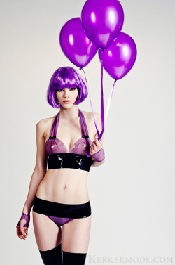 kerkermode:  Latex underwear in transparent purple and blackNeckholder