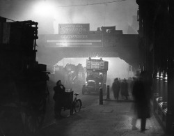 luzfosca:  Fog at Ludgate Circus, London, November, 1922 Topical