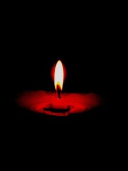 tudobrisa:  “A chama da vela que reza direto com santo