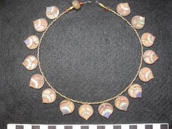 rudjedet:  Egyptian necklace with leaf pattern. Gold; glass;