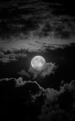 la luna… la veo siempre tan sola y es como si me clavaran