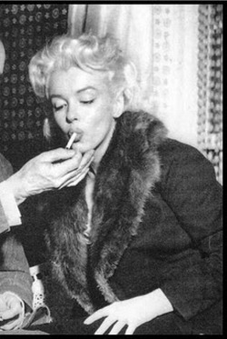 smokingissexy: Marilyn Monroe 