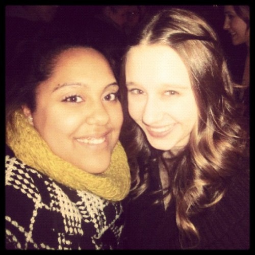 taisfarmigas:  fanpic;  @annycrazyblue ‘“Taissa Farmiga and I <333”’/’  OMGGGGGGGGGGGGGGGG SÓ CUTE S2