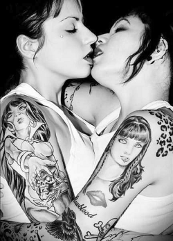 lipsticklesbians.tumblr.com/post/17495604193/