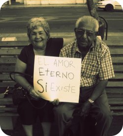  Una Foto sacada en laplaza Colón de antofagasta con una pareja