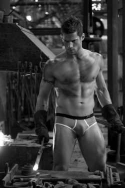 krazyraysbulgeparade:  Hot steel bulge.