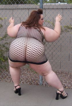 spoonringguy:  bestbbw:  Olivia in fishnet… I will always say yes to an offer like this  Nice!!!