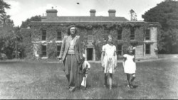 ragsandtatters:  Daphne du Maurier with her children 