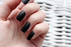 sevvven:  matte black nails <3 