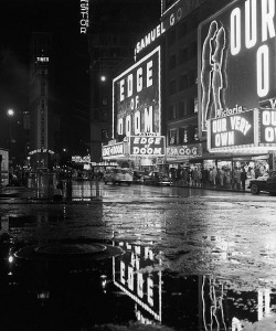fuckyeahvintage-retro:  Night scene in the rain, NYC (1950) 