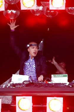 cheeze-n-hardstyle:  HE DEMANDS THE HIGHEST OF FIVES!!!!!!!!!