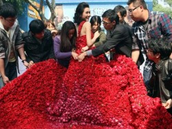 destroyedties:    A man in China had a 9,999 red roses sewn into