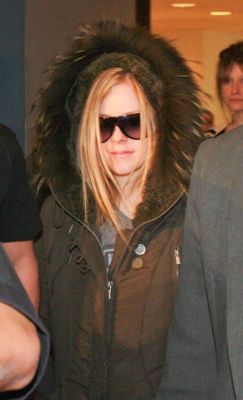 lavigne-lullaby:  Avril Lavigne’s Arrival Photo in Manila,Philippines