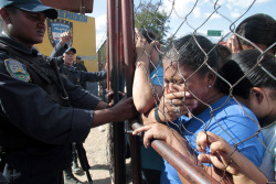 fotojournalismus:  Relatives of inmates of the Comayagua National