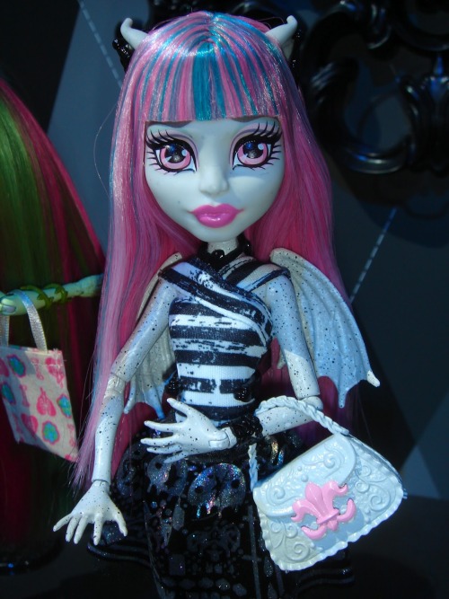 robotlyra:  WHOA WHOOPS IT TURNS OUT I WANT ALL THE NEW MONSTER HIGH DOLLS, NOT JUST ROBECCA STEAM Oh my god, Rochelle Goyle and Venus McFlytrap. I cannot get over how fucking PRECIOUS Rochelle’s expression is. And her skin is GRANITE FLECKED. And she