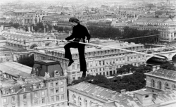 Philippe Petit entre les tours de Notre-Dame à Paris en 1971.