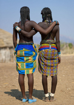 faith-in-humanity:  Show us our butts! Mucawana tribe - Angola by Eric Lafforgue on Flickr. They wanted to know what they looked like from the back! Everything in place :) 