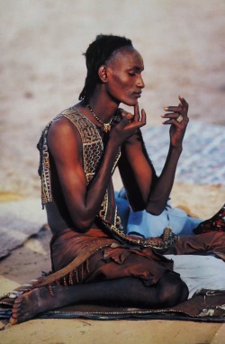 slavadelic:Wodaabe (people of the taboo) man applying make up