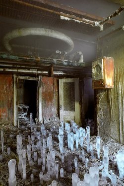 korse:   Ice stalagmites in the basement of Greystone Park State