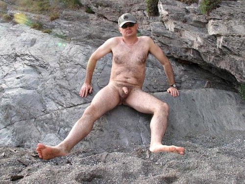 guyzbeach:  Follow Guyzbeach: a collection of natural men naked at the beach ;-) 