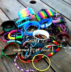 thirstyofyourblood:  Bracelets I just love them 