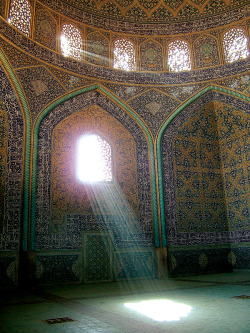 m-o-o-n-w-h-i-s-p-e-r:  A masjed (mosque) in Iran. 