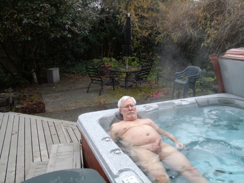 preferlifenaked:  Live Life Naked in the hot tub 