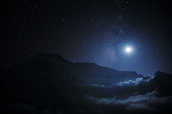 live-vibe:  imaginatifs:  Moonlit Annapurna II (by Oleg Bartunov)