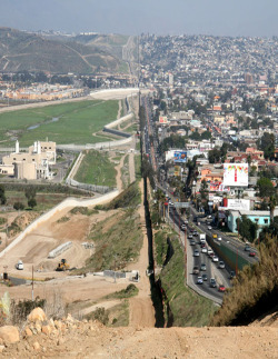 rawwaves:  neervana:  scaleybark:  U.S.-Mexico Border  literally