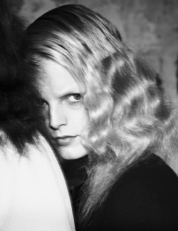 Hanne Gaby Odiele backstage Hussien Chalayan Fall 2012