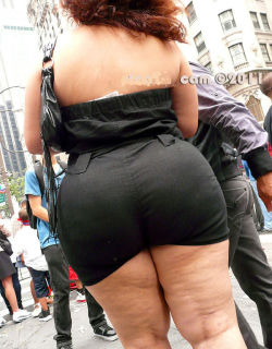 WOW, I wanna see more thick girls dressed like this.